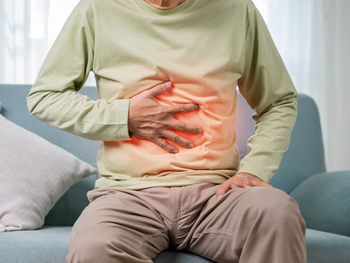 Imagem ilustra um homem sentindo desconforto causado pela gastrite